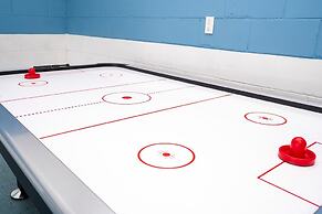 Stunning 5 Bd Home w Pool Close to Disney 7420