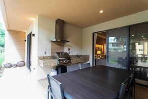 Stunning 4 Bd Close to Disney Magic Village Resort 7537