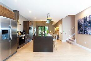 Stunning 4 Bd Close to Disney Magic Village Resort 7537