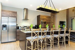 Stunning 4 Bd Close to Disney Magic Village Resort 7537