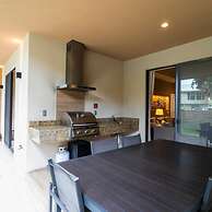 Stunning 4 Bd Close to Disney Magic Village Resort 7537