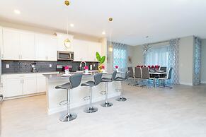 Gorgeous 6 Bd SF Close to Disney w Pool Champions Gate Resort 712