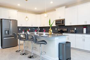 Gorgeous 6 Bd SF Close to Disney w Pool Champions Gate Resort 712