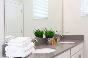 Gorgeous 6 Bd SF Close to Disney w Pool Champions Gate Resort 712