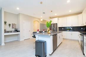 Gorgeous 6 Bd SF Close to Disney w Pool Champions Gate Resort 712