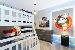 Gorgeous 6 Bd SF Close to Disney w Pool Champions Gate Resort 712