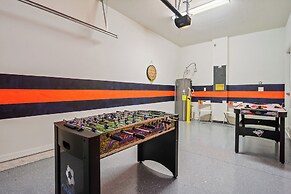 Family Friendly Four Bedroom w Gameroom Disney 5145