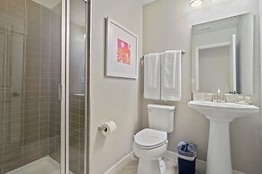 Stunning 4Bd Sleeps9 w Jacuzzi Close to Disney Compass Bay 5113