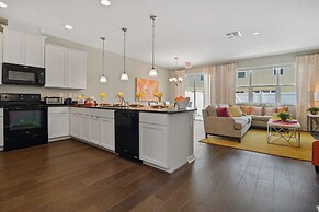 Stunning 4Bd Sleeps9 w Jacuzzi Close to Disney Compass Bay 5113