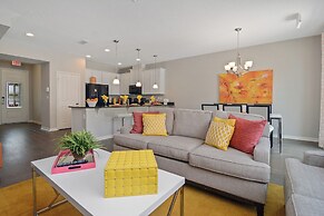 Stunning 4Bd Sleeps9 w Jacuzzi Close to Disney Compass Bay 5113