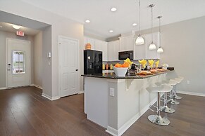 Stunning 4Bd Sleeps9 w Jacuzzi Close to Disney Compass Bay 5113