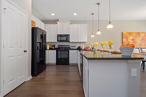 Stunning 4Bd Sleeps9 w Jacuzzi Close to Disney Compass Bay 5113