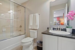 Stunning 4Bd Sleeps9 w Jacuzzi Close to Disney Compass Bay 5113