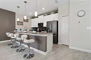 Four Bedroom Close to Disney w Screened Pool Storeylake 4910