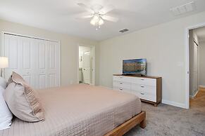 Four Bedroom Close to Disney w Screened Pool Storeylake 4910