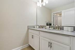 Four Bedroom Close to Disney w Screened Pool Storeylake 4910