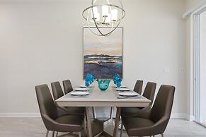 Four Bedroom Close to Disney w Screened Pool Storeylake 4910