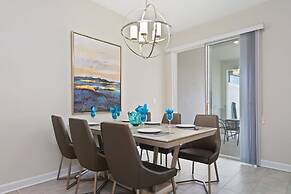 Four Bedroom Close to Disney w Screened Pool Storeylake 4910