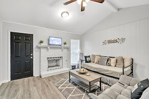 Tranquil Escape 3 Bedroom Home by RedAwning