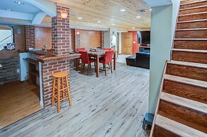 Spacious Tranquility With Private Pool 4 Bedroom Home by RedAwning