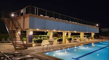 Chalet With a Wonderful sea View, in Jounieh, Pool