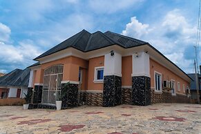 Charming 3-bed Apartment in Transe Ekulu Phase 6