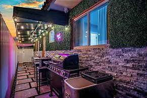 4 to 23 Guests GameRoom 2 Kitchens BAR BBQ