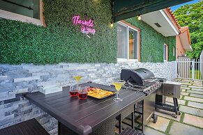 4 to 23 Guests GameRoom 2 Kitchens BAR BBQ