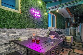 4 to 23 Guests GameRoom 2 Kitchens BAR BBQ