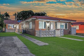 4 to 23 Guests GameRoom 2 Kitchens BAR BBQ