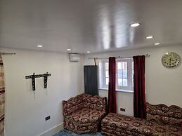 Cozy Dagenham Retreat - 2BR House