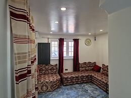 Cozy Dagenham Retreat - 2BR House