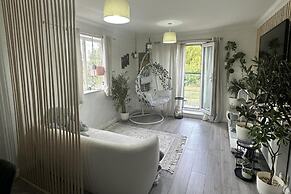 Charming Mi Casa Es Tu Casa 2-bed in Dagenham