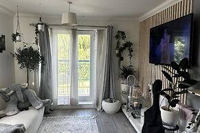Charming Mi Casa Es Tu Casa 2-bed in Dagenham