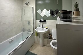Charming Mi Casa Es Tu Casa 2-bed in Dagenham