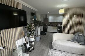 Charming Mi Casa Es Tu Casa 2-bed in Dagenham
