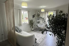 Charming Mi Casa Es Tu Casa 2-bed in Dagenham