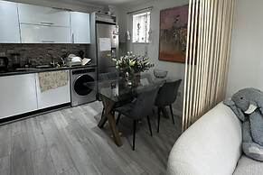 Charming Mi Casa Es Tu Casa 2-bed in Dagenham