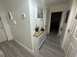 Charming Mi Casa Es Tu Casa 2-bed in Dagenham