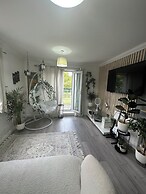 Charming Mi Casa Es Tu Casa 2-bed in Dagenham