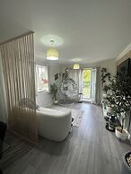 Charming Mi Casa Es Tu Casa 2-bed in Dagenham