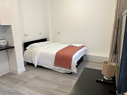 Remarkable 2-bed Apartment in Ilford, London