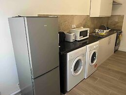Remarkable 2-bed Apartment in Ilford, London