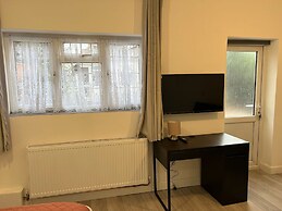 Remarkable 2-bed Apartment in Ilford, London