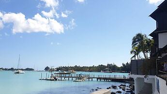 Sunset Boulevard Beachfront Apartment