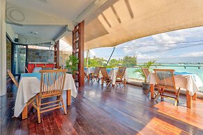 Sunset Boulevard Beachfront Apartment