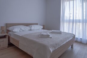 Spacious apt few min Walk to old Town and Beach