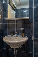 Spacious apt few min Walk to old Town and Beach