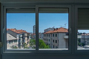 Spacious apt few min Walk to old Town and Beach