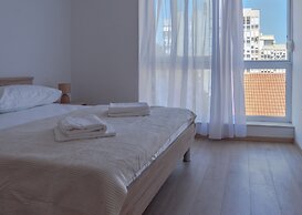 Spacious apt few min Walk to old Town and Beach